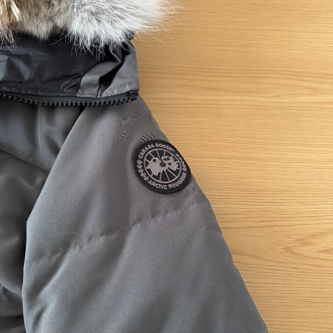Style number: Y 183 (The new 17 models come standard without wolf fur, wolf fur costs +50) Canada Goose New 17 models of down jackets, timeless Classic, same style for men and women, mid-length windbreaker jacket. Canada Goose technology waterproof fabric is wind and cold resistant and extremely warm! Plush heat storage keeps you warm and warms you up quickly! Extra large fur collar design, fine fur, smooth to the touch, comfortable and skin-friendly! Double windproof cuffs to prevent cold wind from entering! The pockets have a flap zipper design and the upper pocket is a diagonal pocket, which is convenient and practical! Canada Goose’s popularity in the past two years has greatly surpassed that of the king of down jackets, the Meng Mouth, and it is the hottest item in autumn and winter on INS! Same Style for men and women, Canada Goose Classic style! Color: Black Black Label Black Red Label Cream White Gray Black Label Gray Red Label Navy Blue Sizes: XS S M L XL XXL